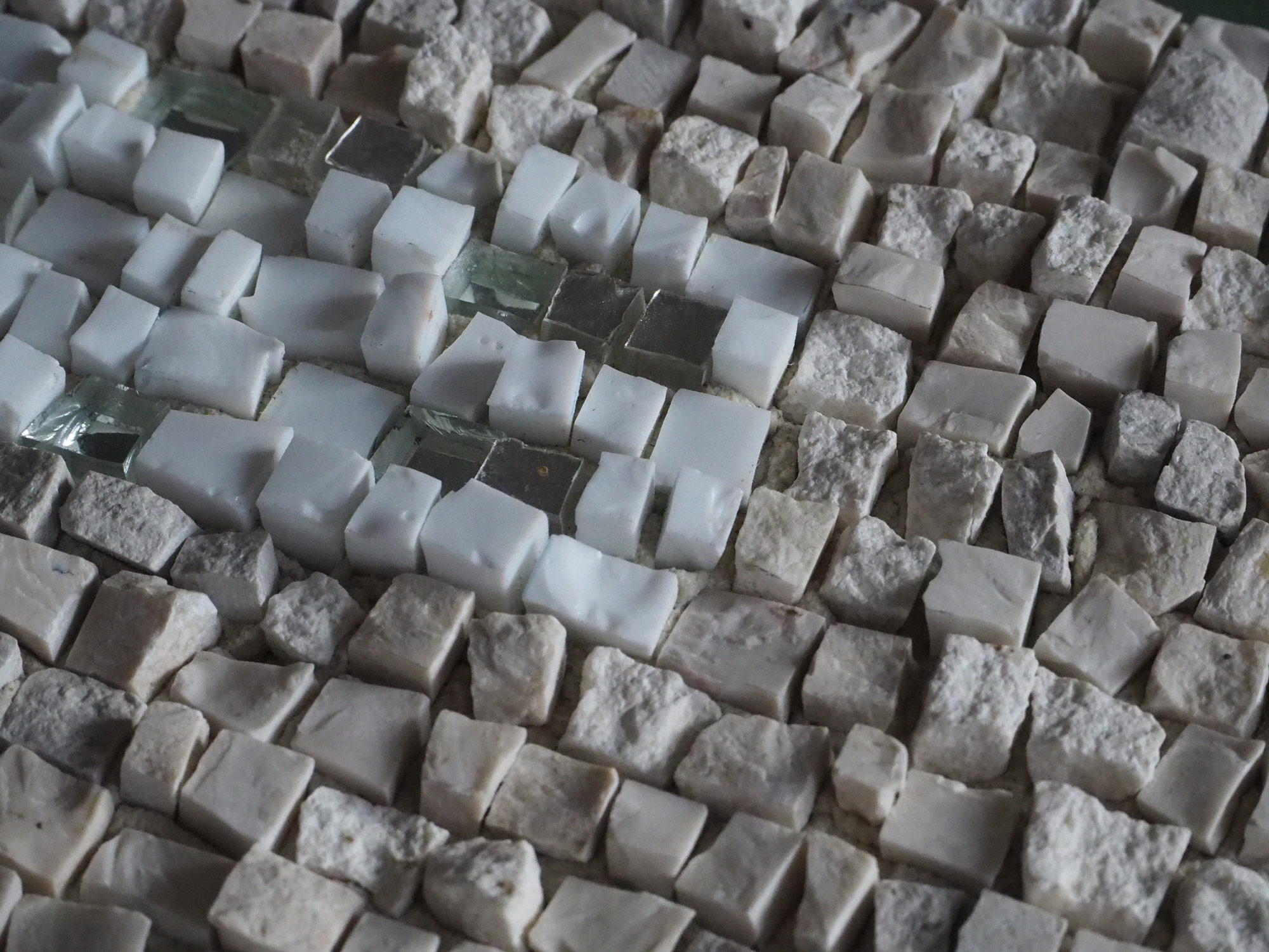 Dettaglio di un mosaico di Maria Giassi, maestra mosaicista
