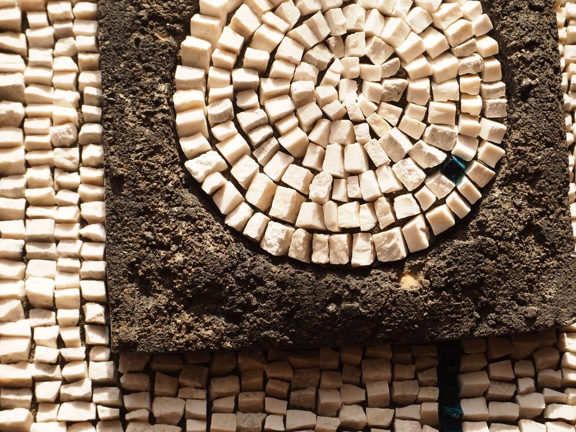 Dettaglio di un mosaico di Maria Giassi, maestra mosaicista