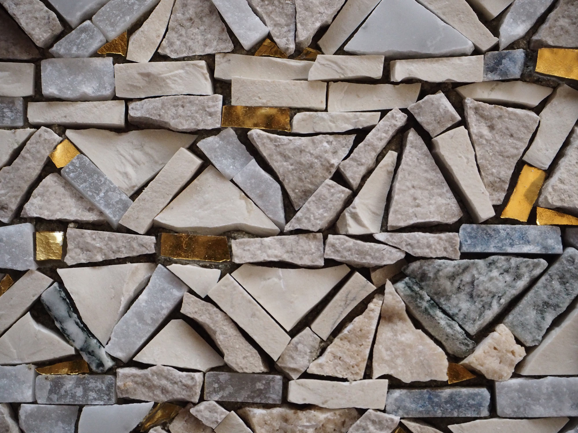 Dettaglio di un mosaico di Maria Giassi, maestra mosaicista