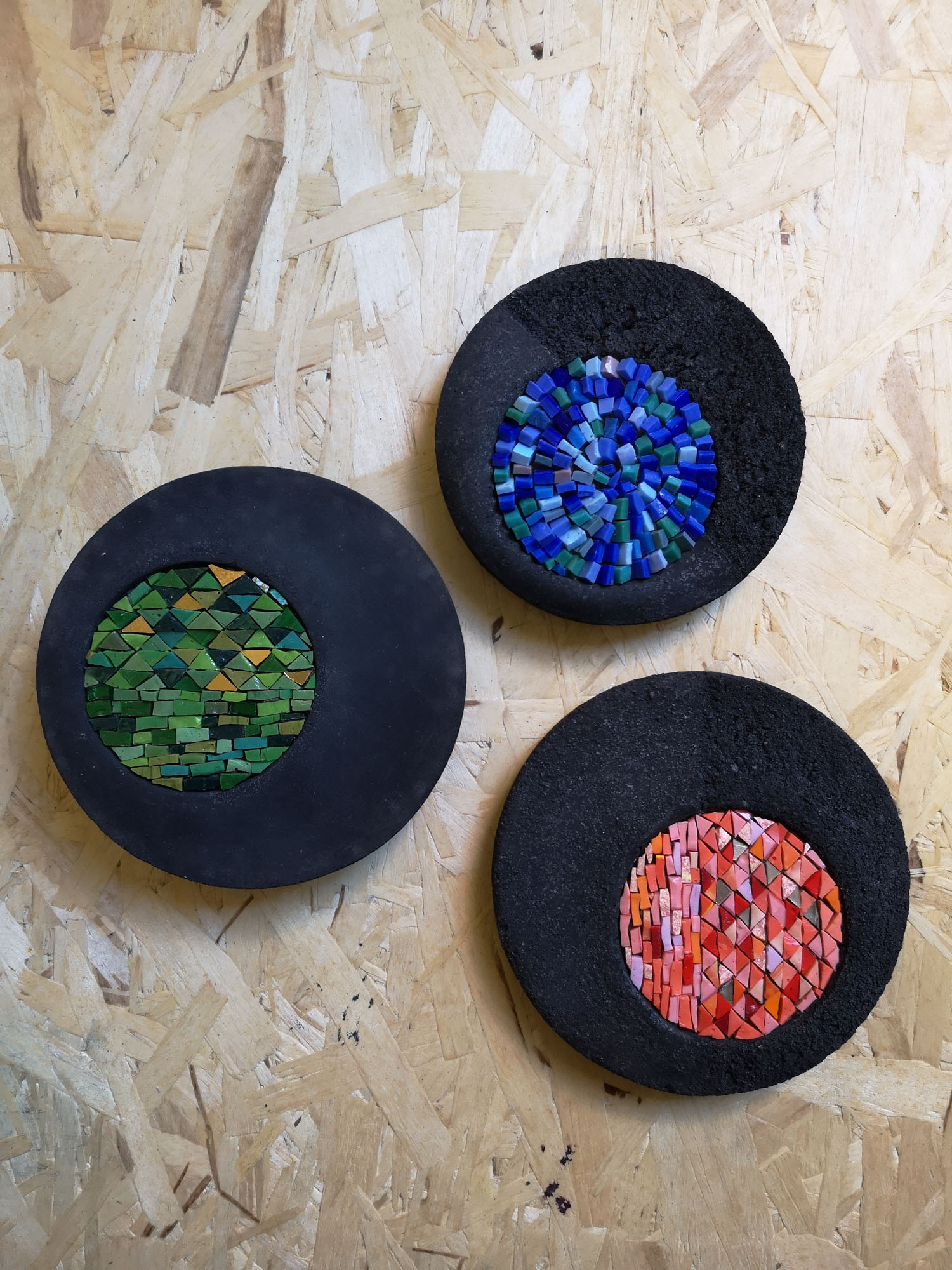 Pianeti. Ceramica Raku con mosaico in smalto.