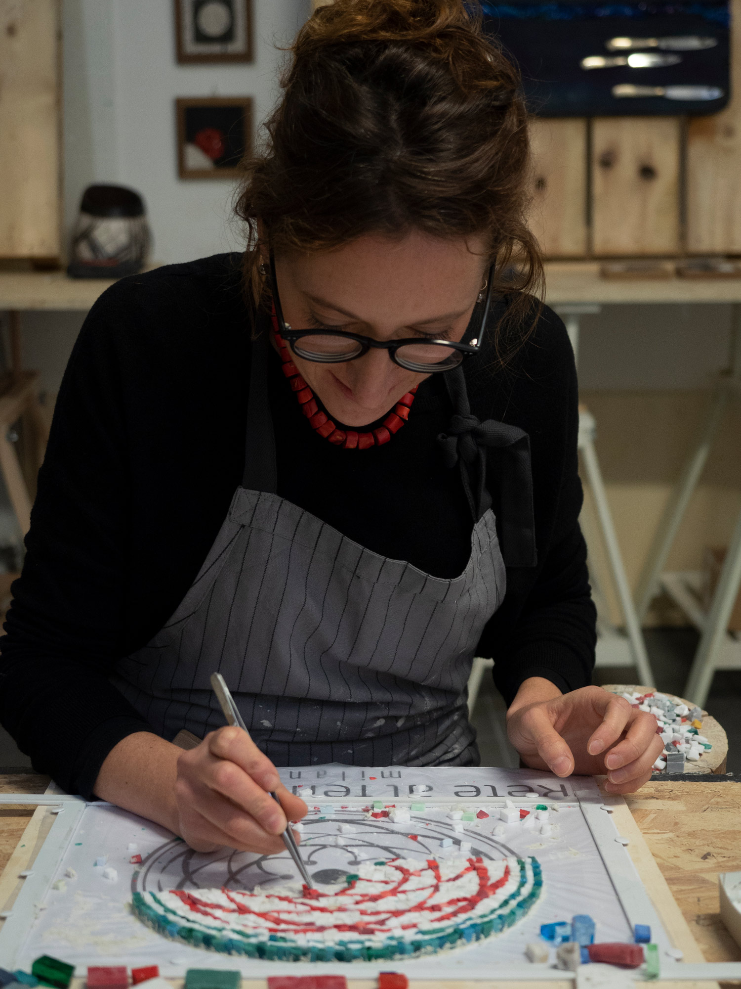 Maria Giassi, maestra mosaicista al lavoro
