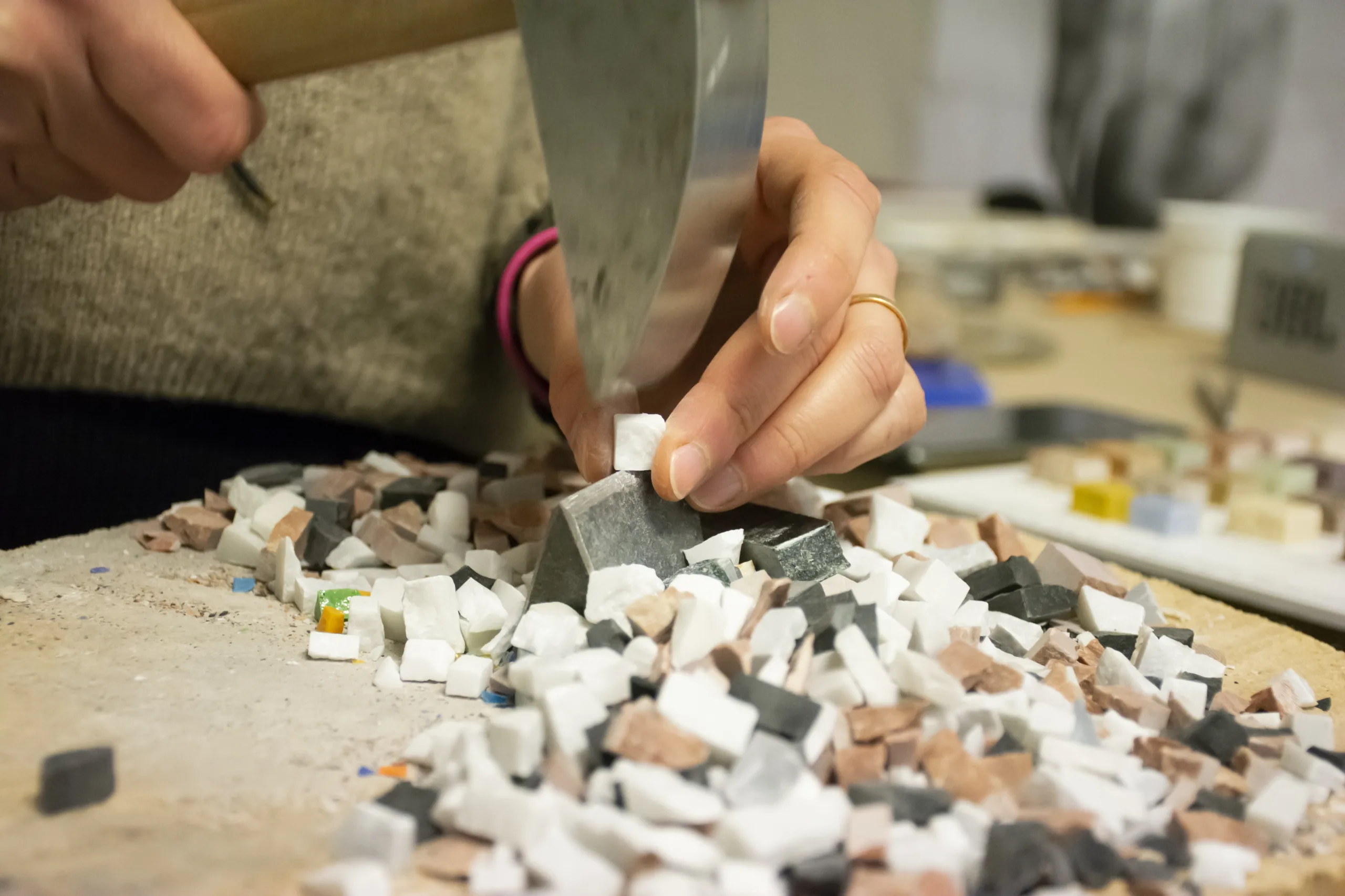 Taglio del materiale con la martellina