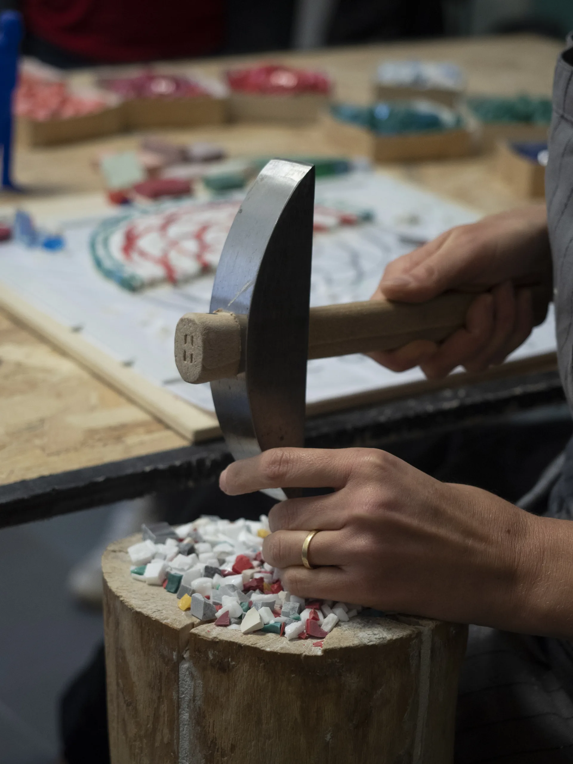 Taglio manuale con la martellina