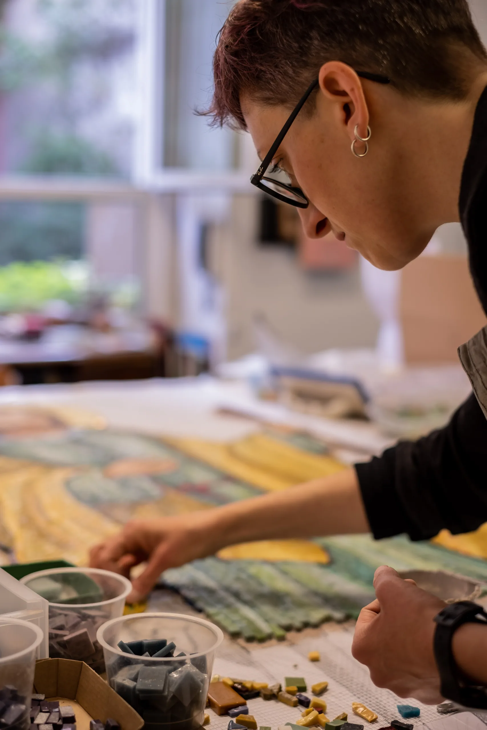 Maria Giassi all'opera nel suo laboratorio