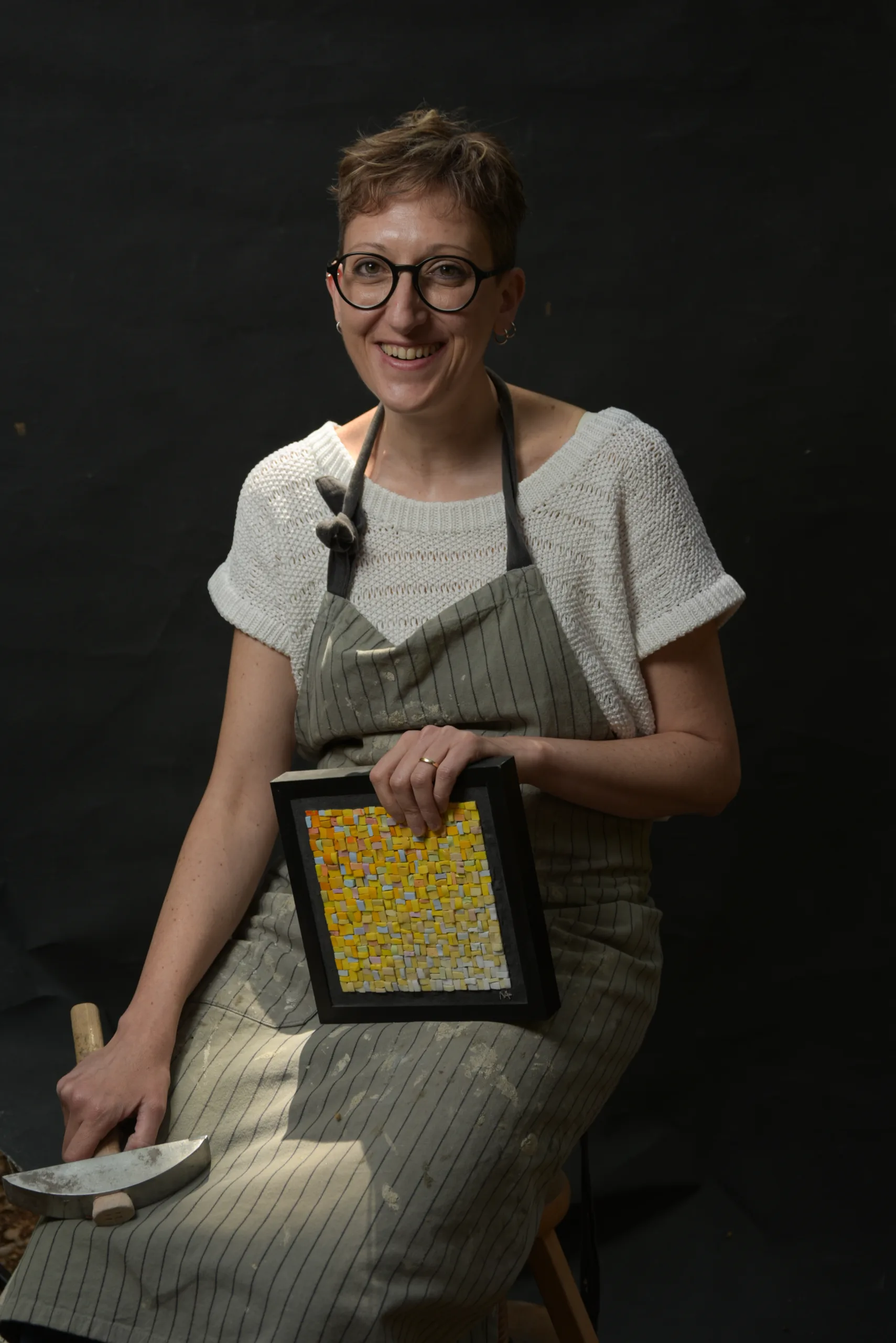 Maria Giassi con gli attrezzi del mestiere
